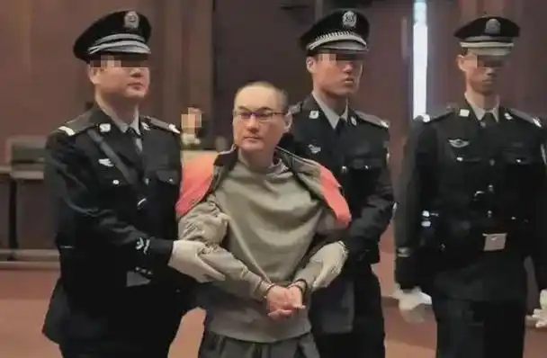 回顾:北京摔童案主犯,被抬上死刑执行车,临刑前哭着抽完2根烟