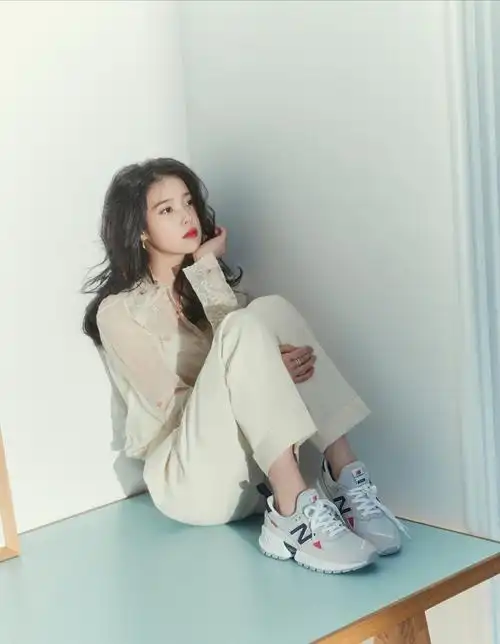 iu李知恩ins更新蓝色连衣裙搭配渐变粉发型气质灵动鬼马十足