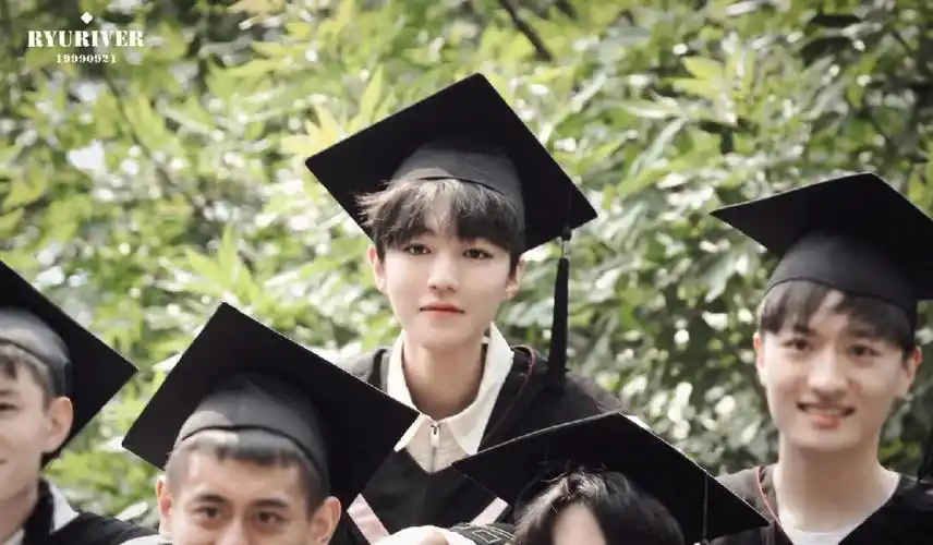 好快呀,王俊凯都毕业一年了他已不是曾经那个,自我介绍说大家好,我是