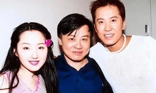 赖文峰出狱后照片流出娶小23岁美貌娇妻素颜照完胜前任杨钰莹