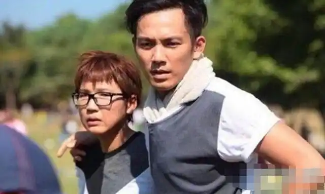 钟汉良一家6口照有四人长同一张脸所幸女儿遗传了妻子的美