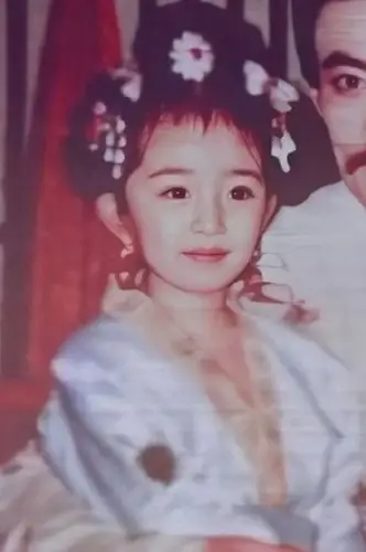 有种"天生女明星"叫杨幂,童年照曝光,脚上袜子是亮点