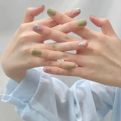 元自助美甲  #短小指甲美甲  #亮片美甲  #绿色美甲  #小清新美甲