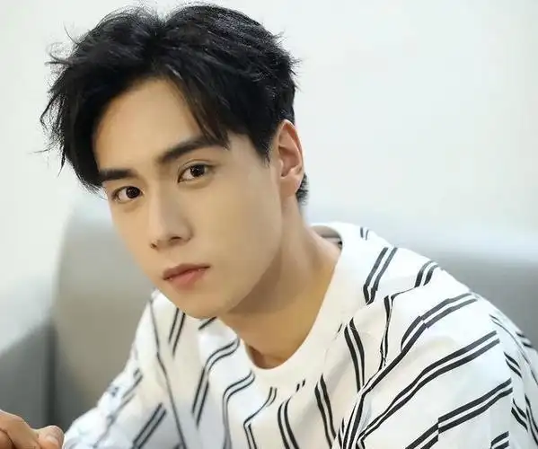 胡一天在剧里可真是颜值担当啊,每次镜头扫过,都让人忍不住多看几眼.