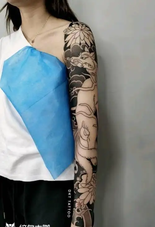 老传统九尾狐花臂未完成待续纹身图片_手臂老传统纹身图案