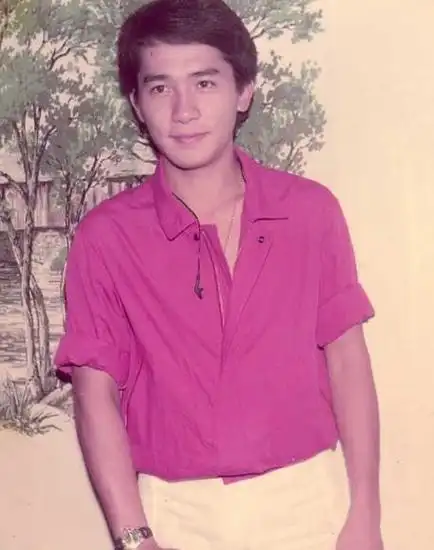 早年经历梁朝伟早期照片15岁辍学之后做过报童,会计,勤杂工等工作.