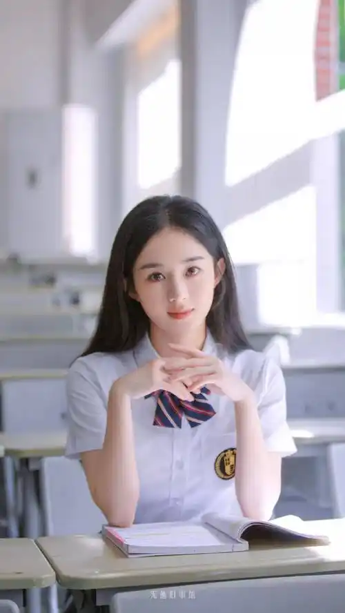 「赵丽颖」清纯水手服惊艳一众网友,校花感十足,瞬间重回十八岁_元气