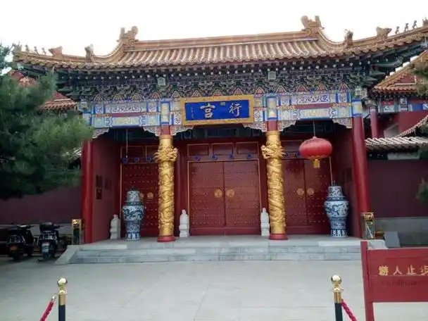 北京中轴线正北20公里处的温都水城,有座巍峨雄伟,金碧辉煌的皇城行宫