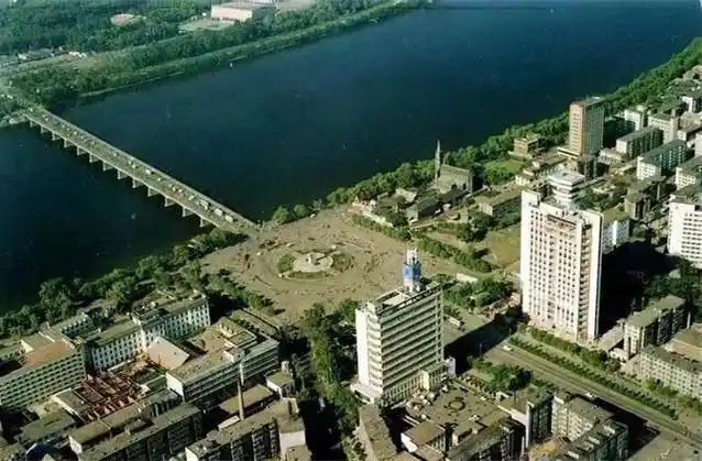 这里的老照片记录了吉林市的过去和城市发展.