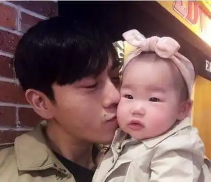 秦昊女儿"开挂式"长大,小时候被嘲眼小鼻塌,今五官精致像妈妈_米粒