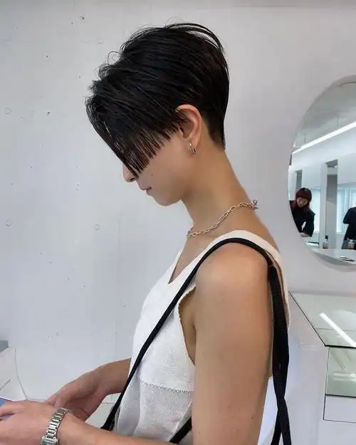 近年来,出现了许多新的发型,其中三种非常受欢迎的发型是推后脖短发