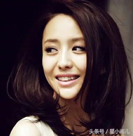 佟丽娅在娱乐圈里辨识度很高,尤其长了这颗小虎牙,笑起来十分甜美.