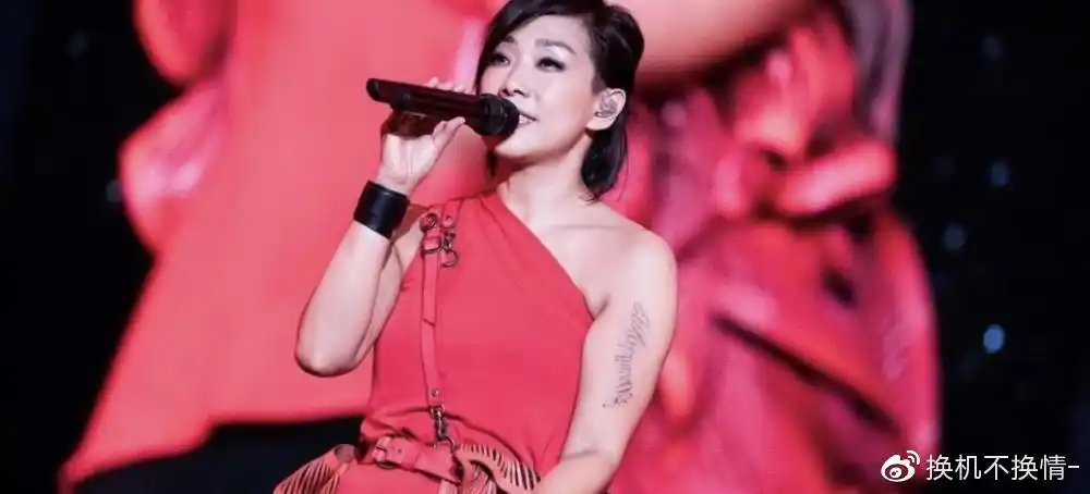歌手林忆莲身材发福皱纹还那么多在她身上看到了大妈感