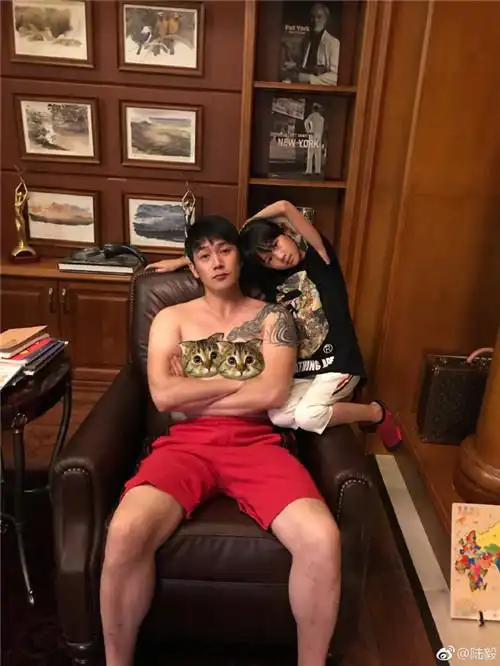 陆毅晒半裸照左肩纹身霸气小女儿抢镜