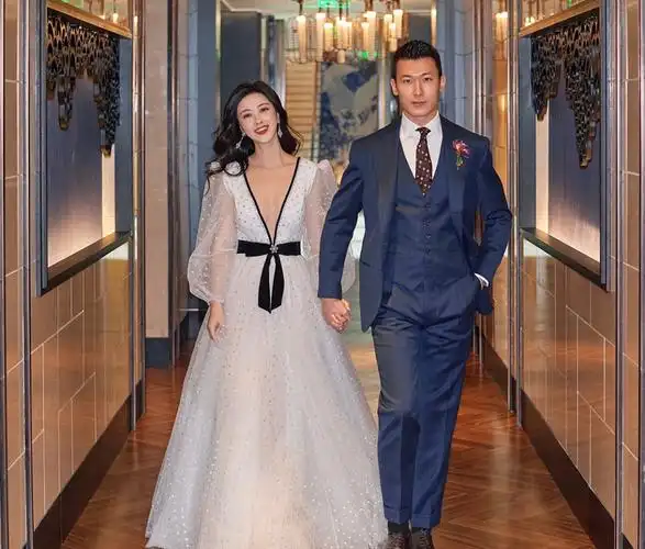 朱珠一家三口逛颐和园,腰身圆润肚子凸起,穿衣打扮引热议 - 社会