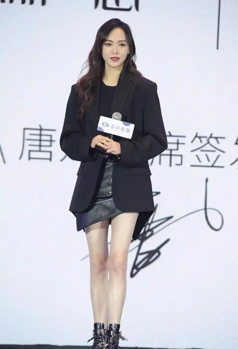 80几斤的唐嫣怀孕长胖?超短裙配西装大秀美腿,脸却出卖了她!
