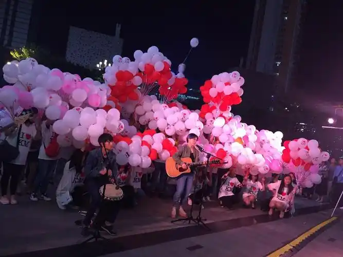 少女心炸裂昆明广场上演浪漫气球告白谢谢你我希望每一年的七夕我们都