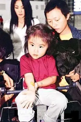 窦靖童恋情曝光王菲不知情 图揭童童已成轻熟女