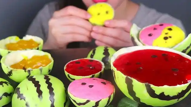 小姐姐吃彩色西瓜:色彩缤纷的西瓜,吃起来会是什么味道呢?