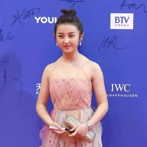 刘亦菲身材开放 "万人斜方肌"不见了