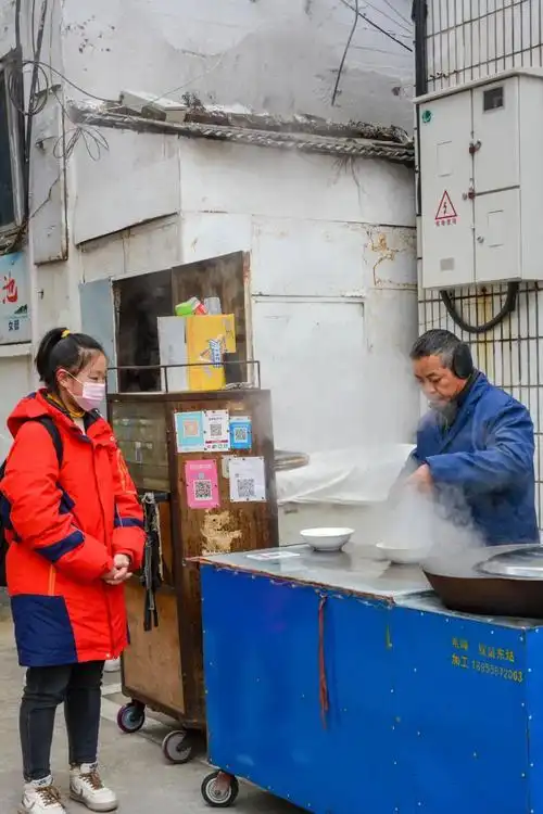 阜阳这家15年水饺摊没门店,不起眼,人气高!_饺子
