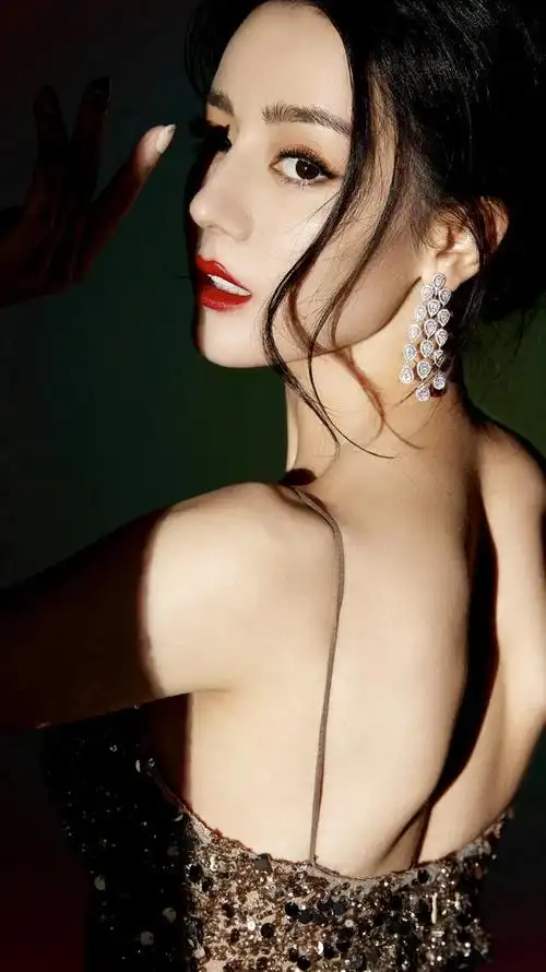 每次看到热巴的这套深v吊带 就觉得太顶了