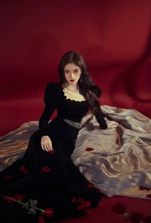 港风鞠婧祎上线,穿丝绒裙上演眼神杀,"四千年美女"实至名归!