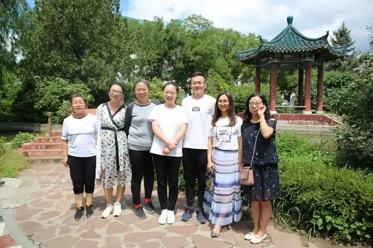 与任课老师合影留念