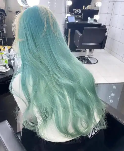 冰蓝色发色:"水蓝色"和"冰蓝色"各是什么颜色?