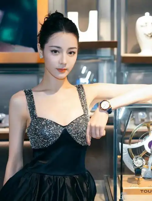 迪丽热巴黑色镶钻礼服写真大秀火辣身材娇俏可人