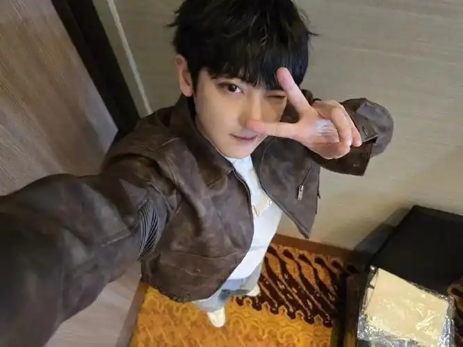 朴灿烈超话#朴灿烈唯一官方门面#240309 灿烈ins 更新一则【比耶】