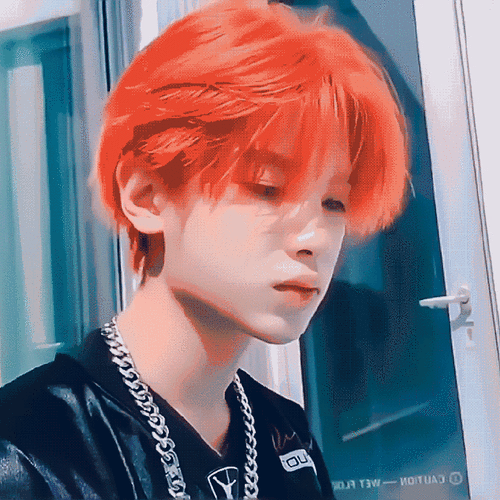 黄明昊 染的粉色这么看还挺红的##黄明昊红发