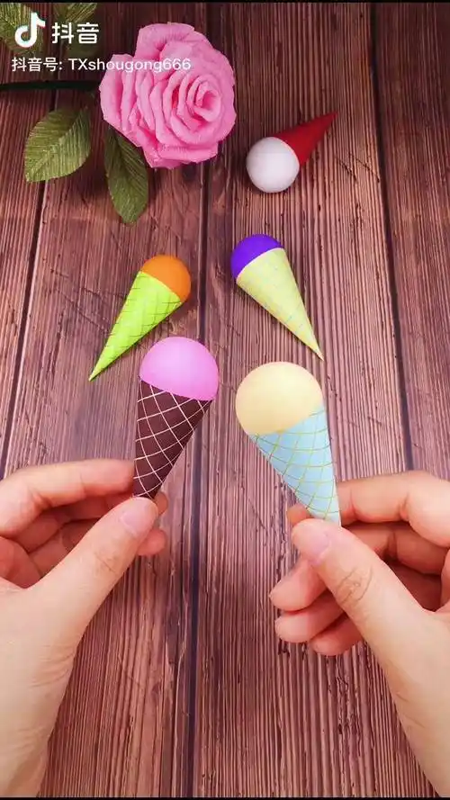 用彩泥做的迷你冰淇淋它虽然不能吃但是可以饱眼福哦手工diy冰淇淋