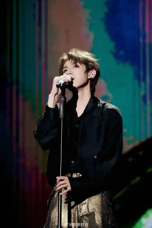 王源音乐王子造型#昨晚tfboys十年之约演唱会,@tfboys-王源舞台孕型