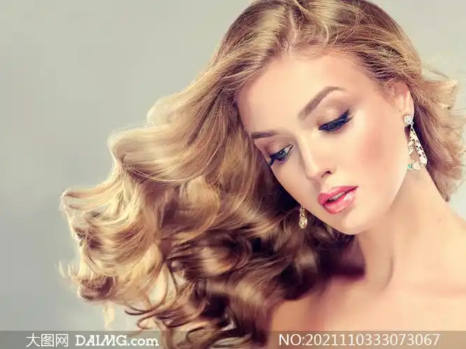 甩头发的卷发妆容美女摄影高清图片
