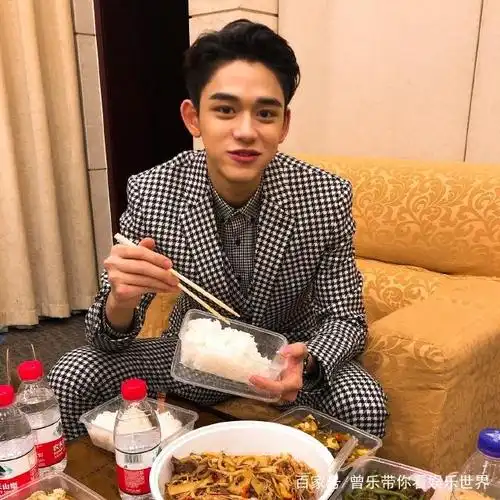 简直"天使"体质!黄旭熙上身简约风,要恋爱了!