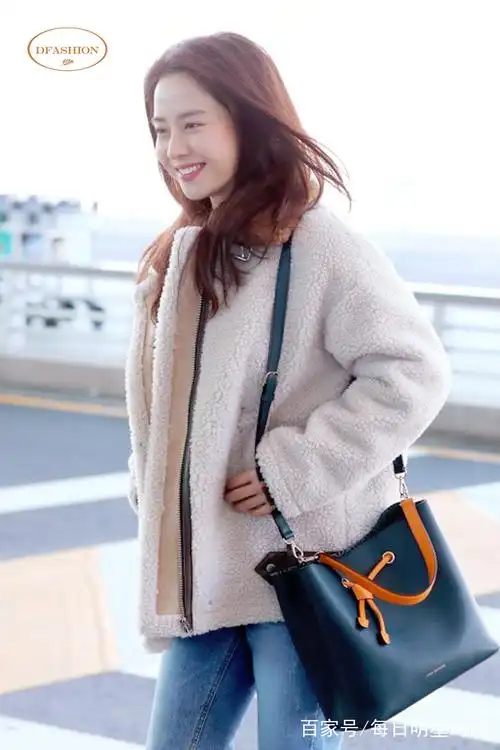 天气渐冷,韩明星宋智孝毛绒外套牛仔裤机场look风尚秀