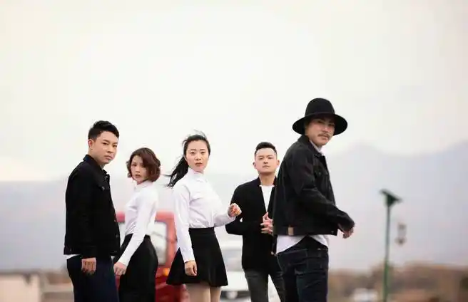 夏先生&四姑娘&鼓手伟伟第一次街头巡演来到丽江,结识了打击乐雅惠