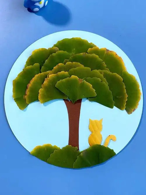 用银杏树叶做漂亮的大树拼贴画吧