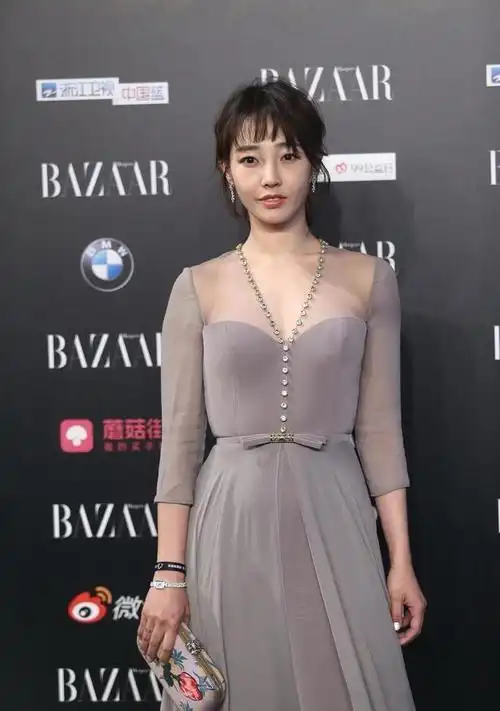 瘦下来的白百何挺优雅的穿蕾丝裙秀出高挑身材比刘德华还高