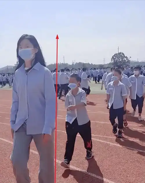 原创网友分享中小学生最萌身高差看了保准逗得你笑哈哈