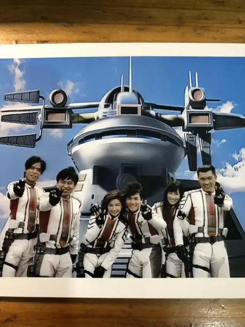 迪迦奥特曼胜利队合影迪迦奥特曼纪念照胜利队合影高清版带相框乳白色