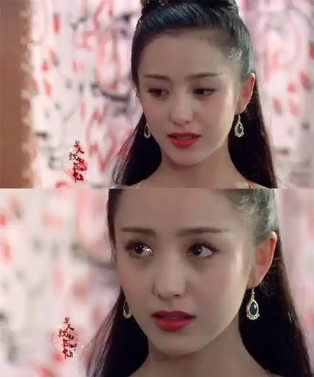 佟丽娅在演出时看起来也是明艳美丽,丝毫不输其他女星