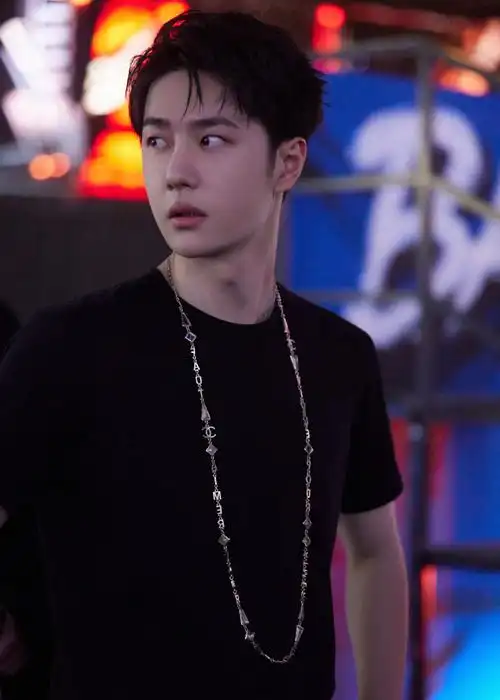 分享一些王队长的凝视瞬间!@uniq-王一博