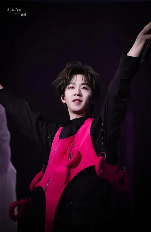 贺峻霖 梦蝶破笼##时代少年团叁重楼暨出道四周年演唱会##贺峻霖康浇