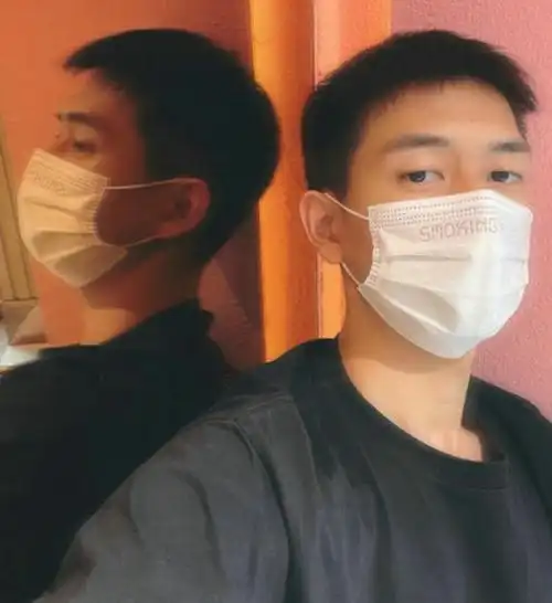 李现晒口罩自拍 表情生动角度适中