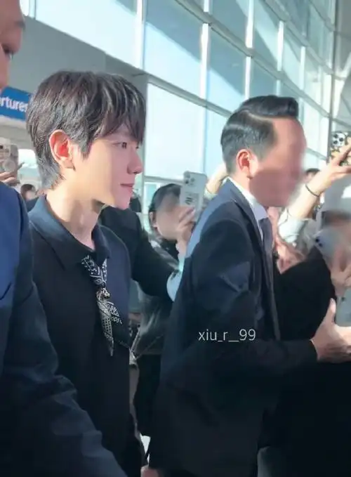 边伯贤机场生图