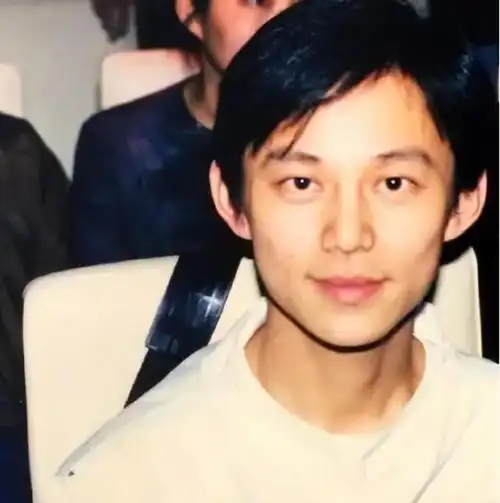 小时候的何炅也很争气.对何炅的性格养成,起到了非常关键的作用.