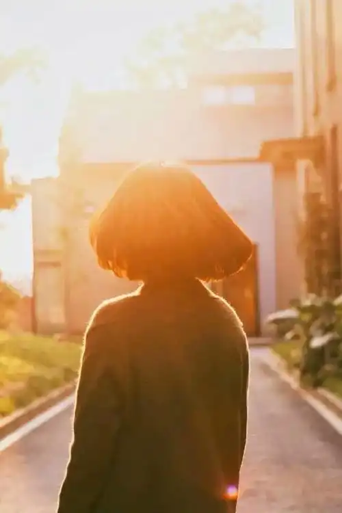 真人女生短发背影夕阳