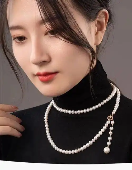 珍珠项链作为一种经典而优雅的饰品,无论在哪个季节都能为女性的装扮